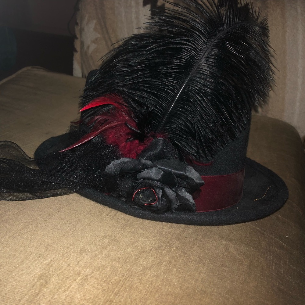 ❤️🎃Elegant Victorian Black & Red Feathered Hat- 78A $50 or $45 w/offer